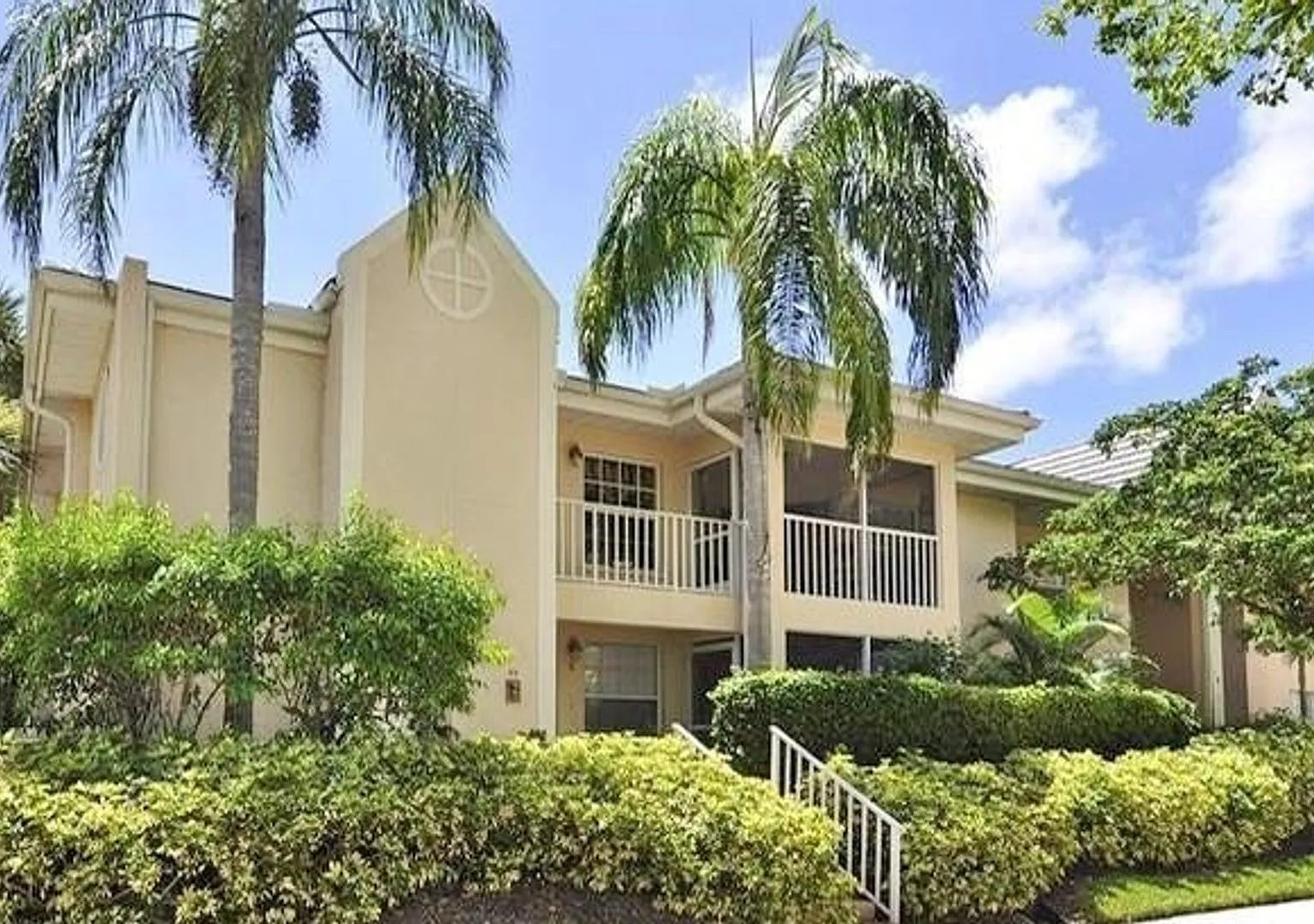 **Pelican Bay**3 Beds / 2 Baths**St. Simone - Furnished Seasonal Rental** — Photo 1