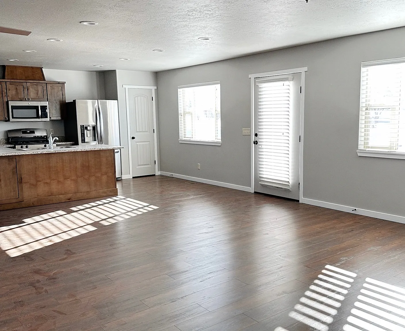 3 bed, 1800 sqft, $3,280 — Photo 3