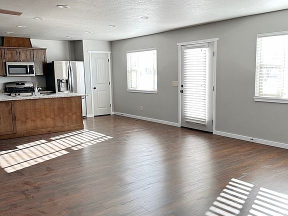 3rd image of 375 River Bluffs Dr