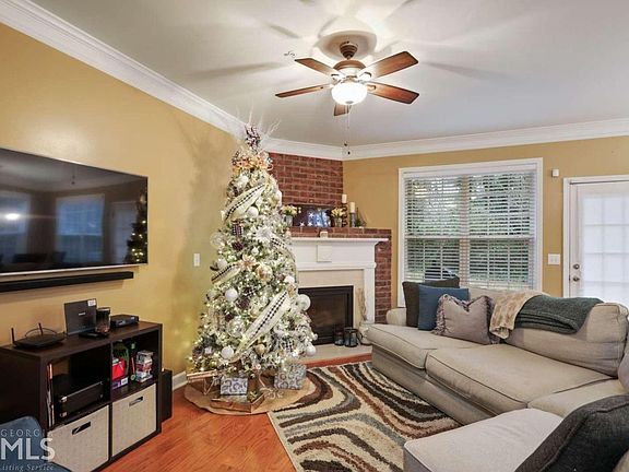 3rd image of 690 Surrey Park Pl