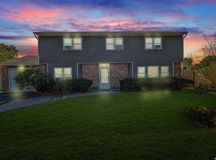 6 Sunflower Ct, Coram, NY 11727