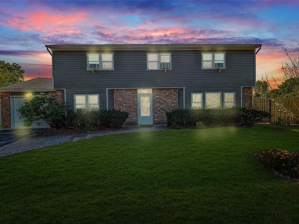 6 Sunflower, Coram, NY 11727