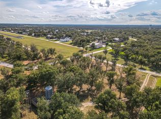 906 E Landings Dr, Granbury, TX 76049