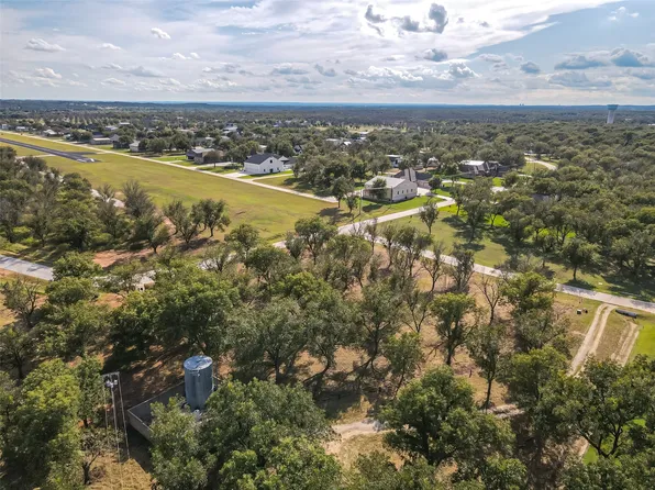 906 E Landings Dr, Granbury, TX 76049