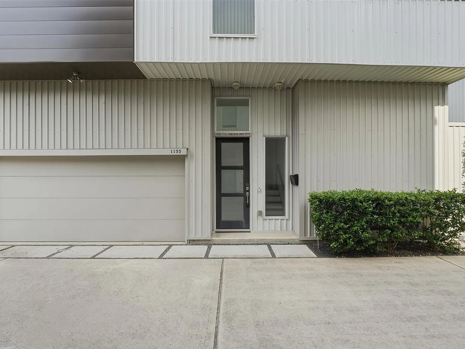 3 bed, 3.5 bath, 2436 sqft, $3,800 — Photo 2