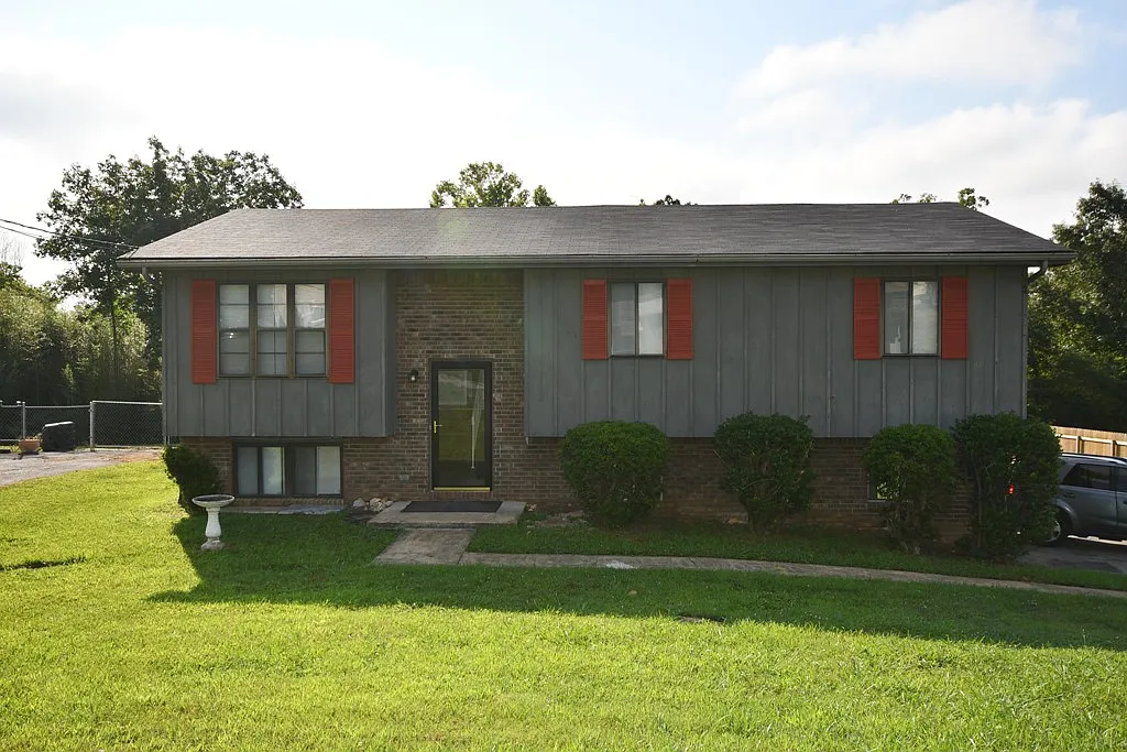 3 bed, 2.5 bath, $1,800 — Photo 1