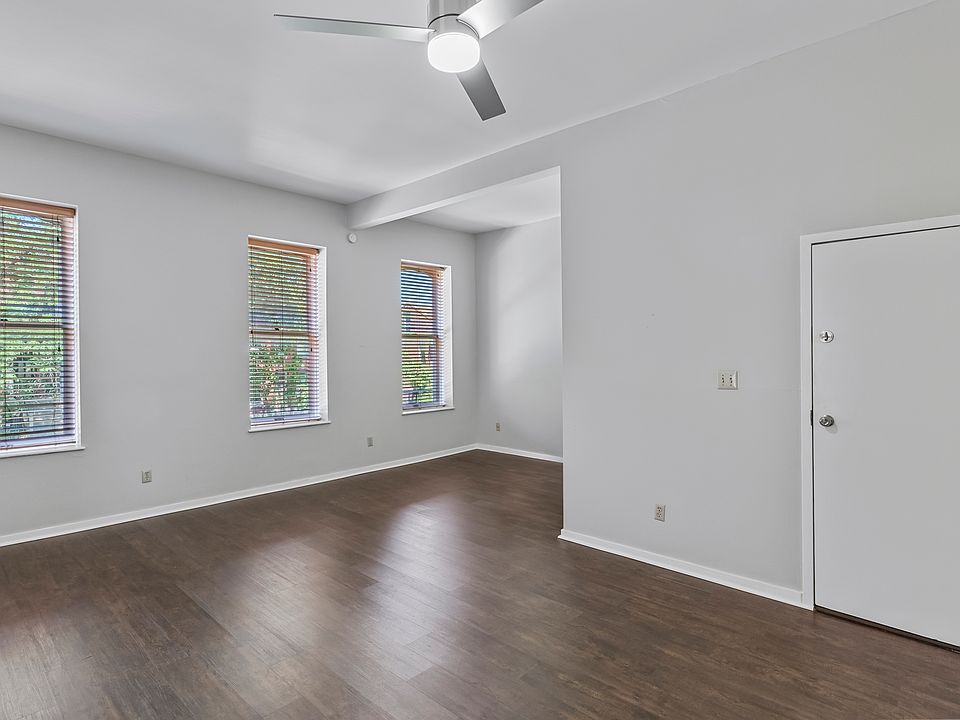 Dining/Living Room View. Front Entrace