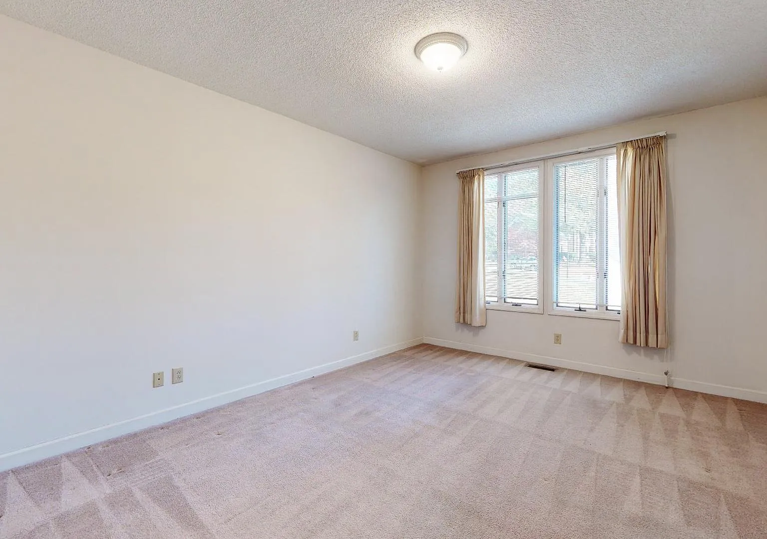 4 bed, 3.5 bath, 3364 sqft, $793 — Photo 1