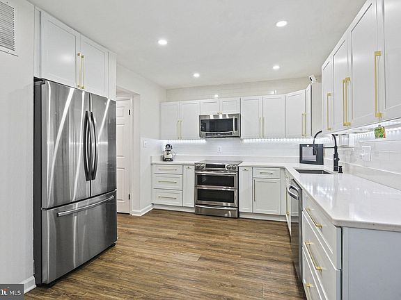 2nd image of 1215 Driftwood Ct
