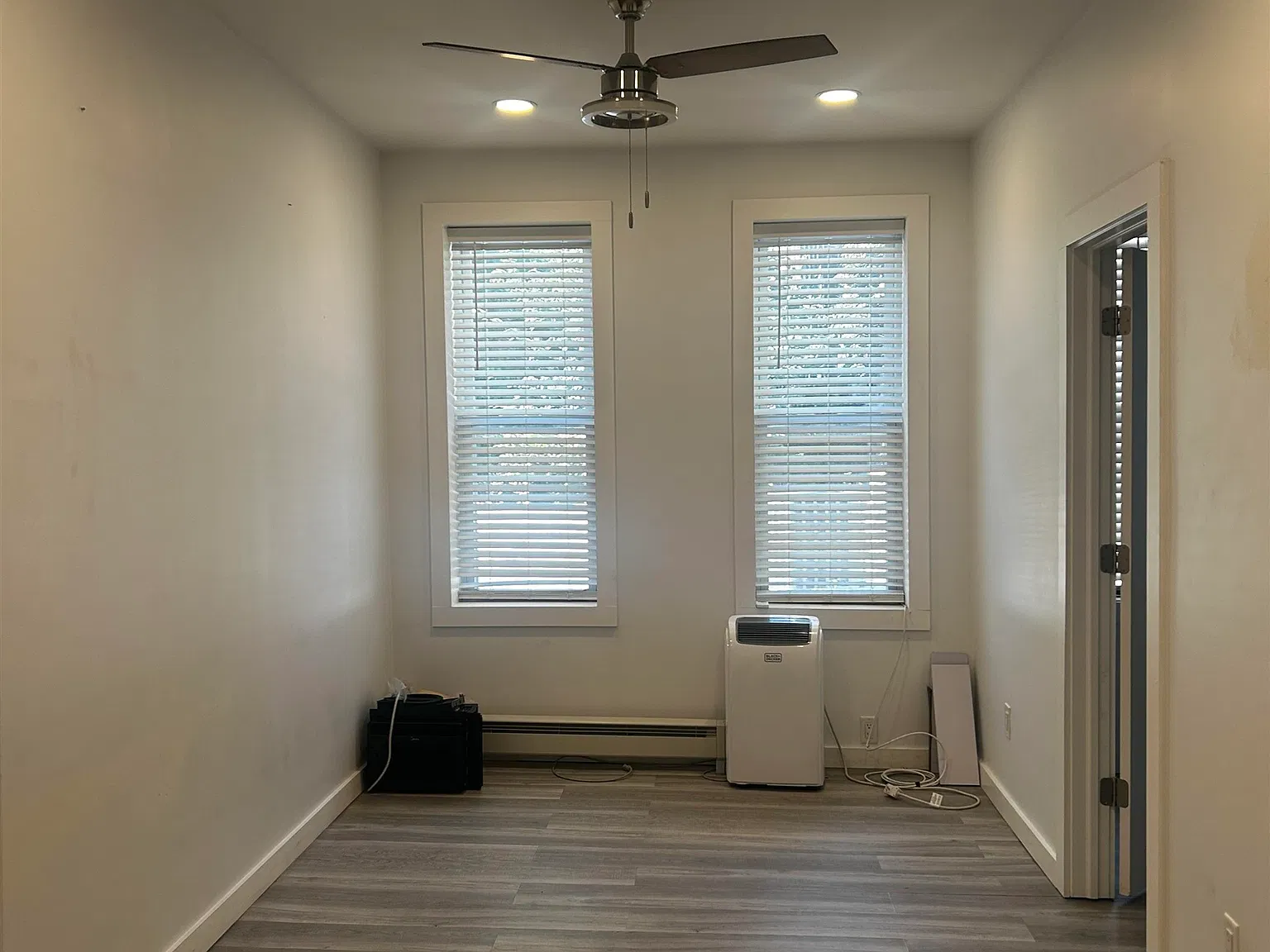 215 Mallory Ave — Photo 2