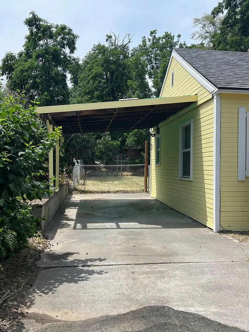 Charming 2 Bedroom, 1 Bath House with Fenced Yard, Carport & Laundry Hookups — Photo 2