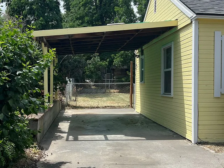 717 SW 4th St — Photo 2