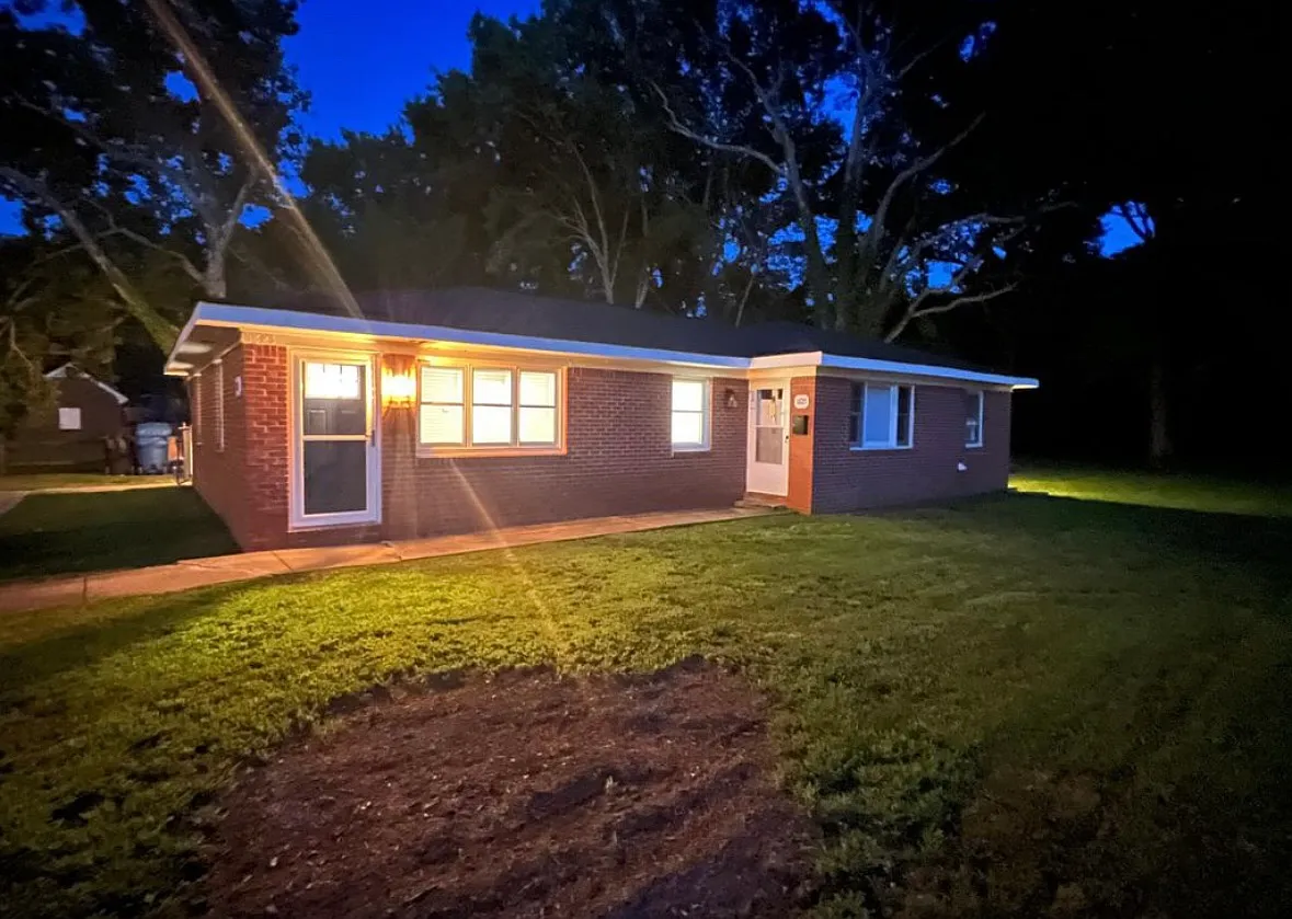 2 bed, 850 sqft, $1,900 — Photo 1