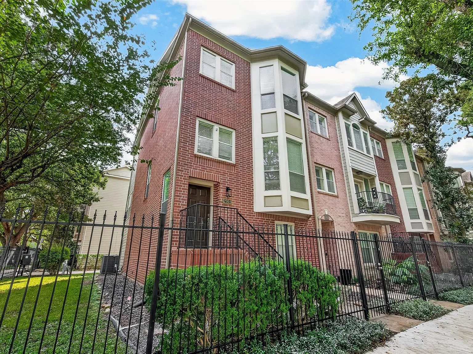 3 bed, 3.0 bath, 2002 sqft, $2,725 — Photo 3