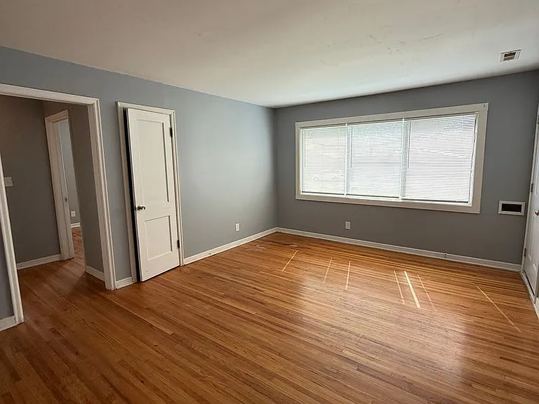 638 S Woodlawn Blvd — Photo 3
