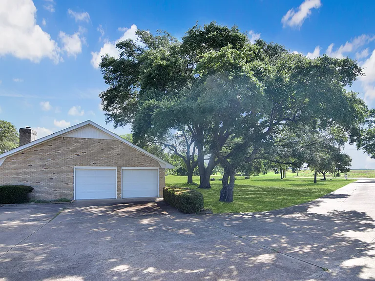 10920 Hartrick Bluff Rd — Photo 1