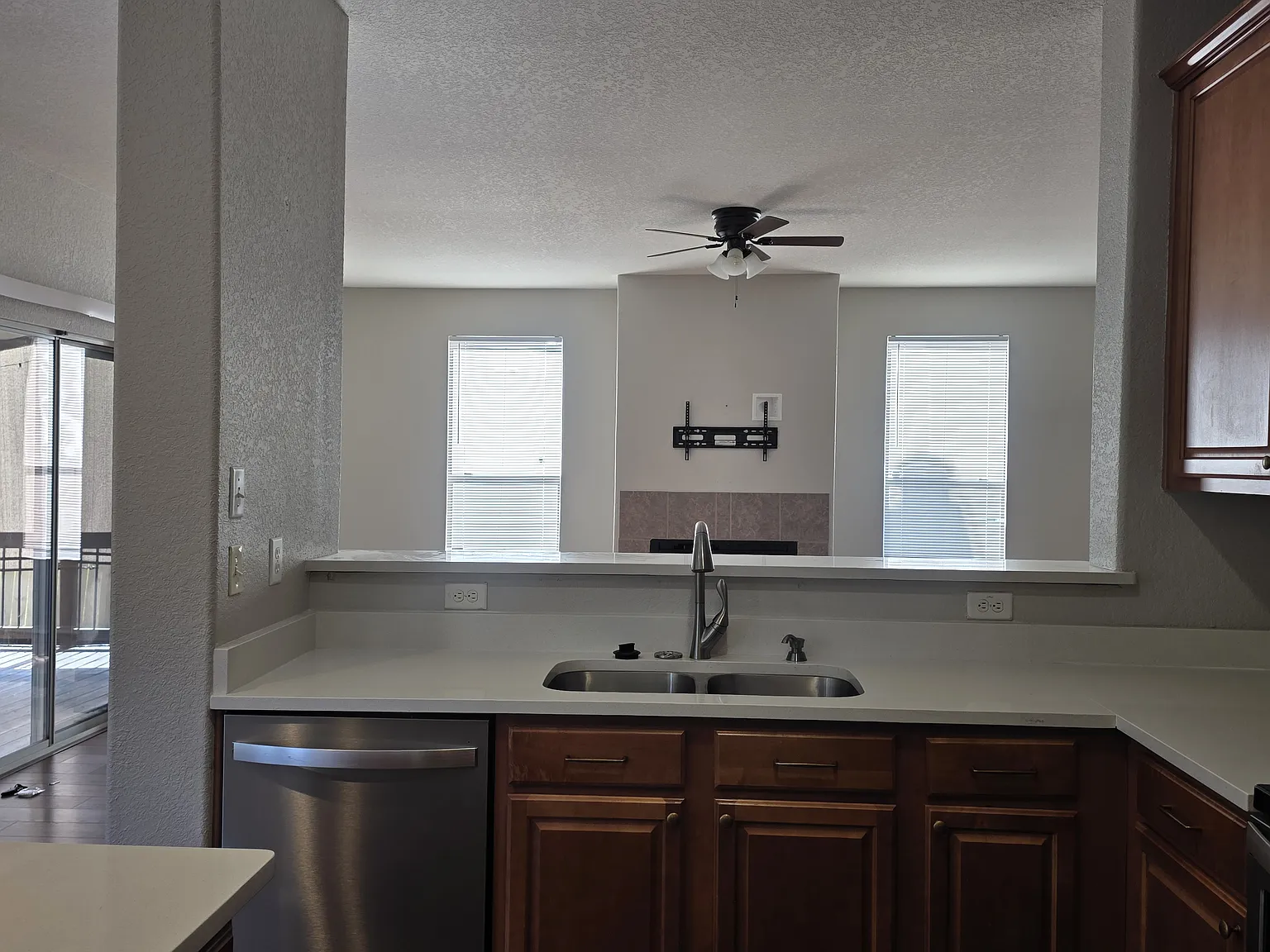 4 bed, 2.5 bath, 3288 sqft, $2,300 — Photo 4