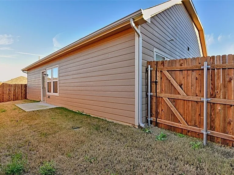2305 Paxton Way — Photo 18
