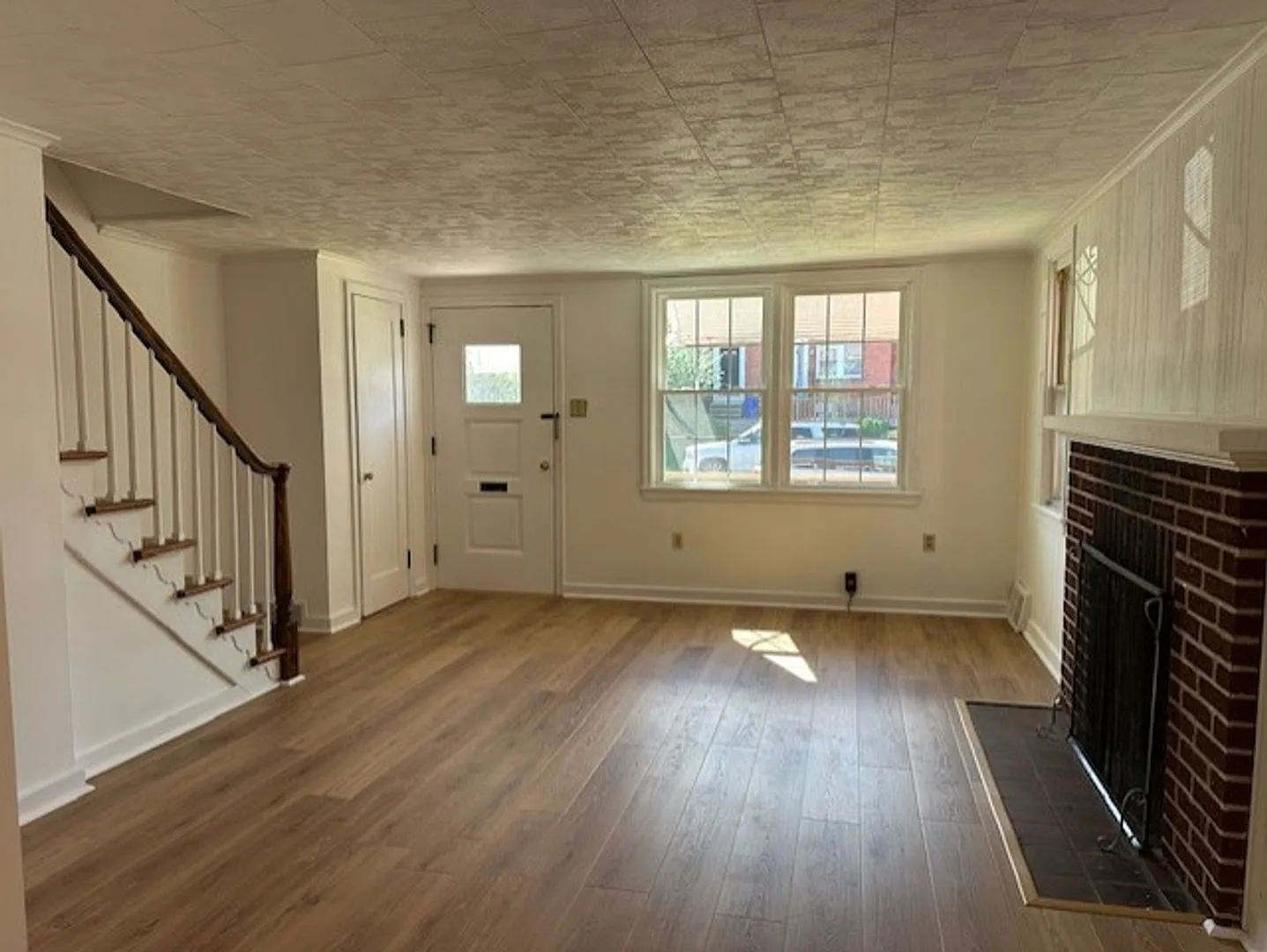 Located in Harrisburg, PA, this 3-bedroom, 1-bathroom home offers convenient everyday living with... — Photo 3