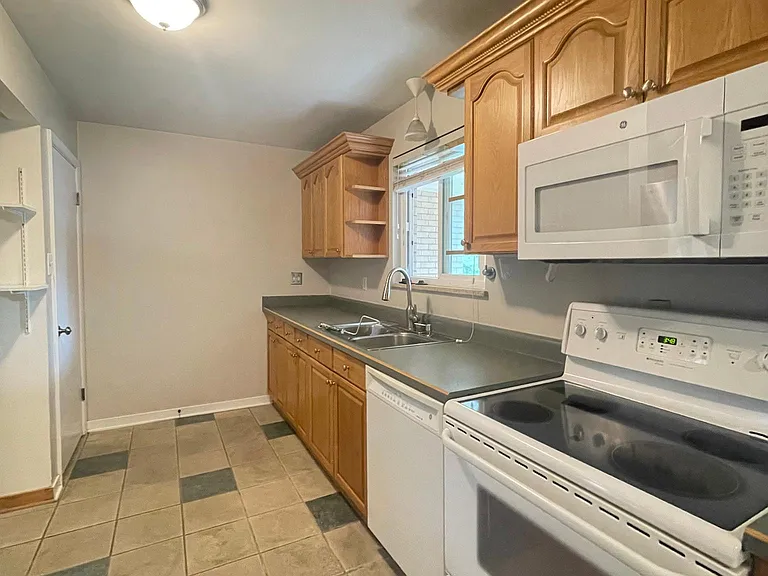 2200 S Ogden St — Photo 5