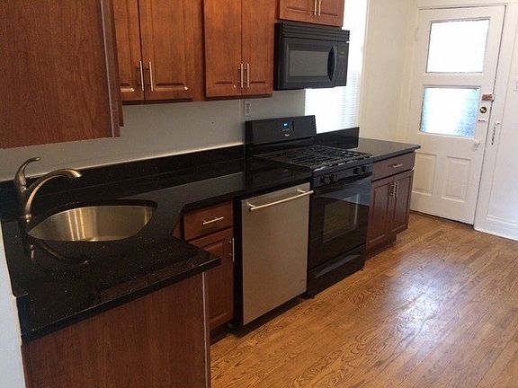 3rd image of 2616 N Marshfield Ave #F1