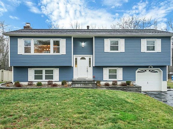 3rd image of 22 Moulton Cir