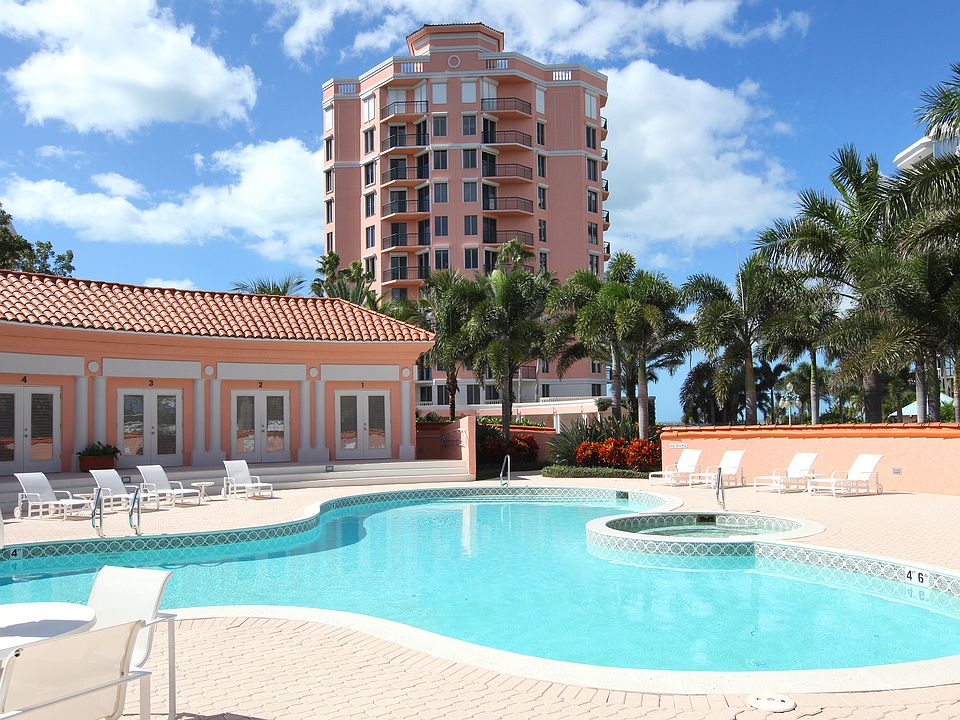 Pool & Bldg View