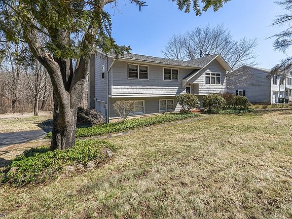 3rd image of 7 Dogwood Dr