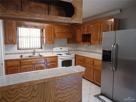 4th image of 2108 Daffodil Ave