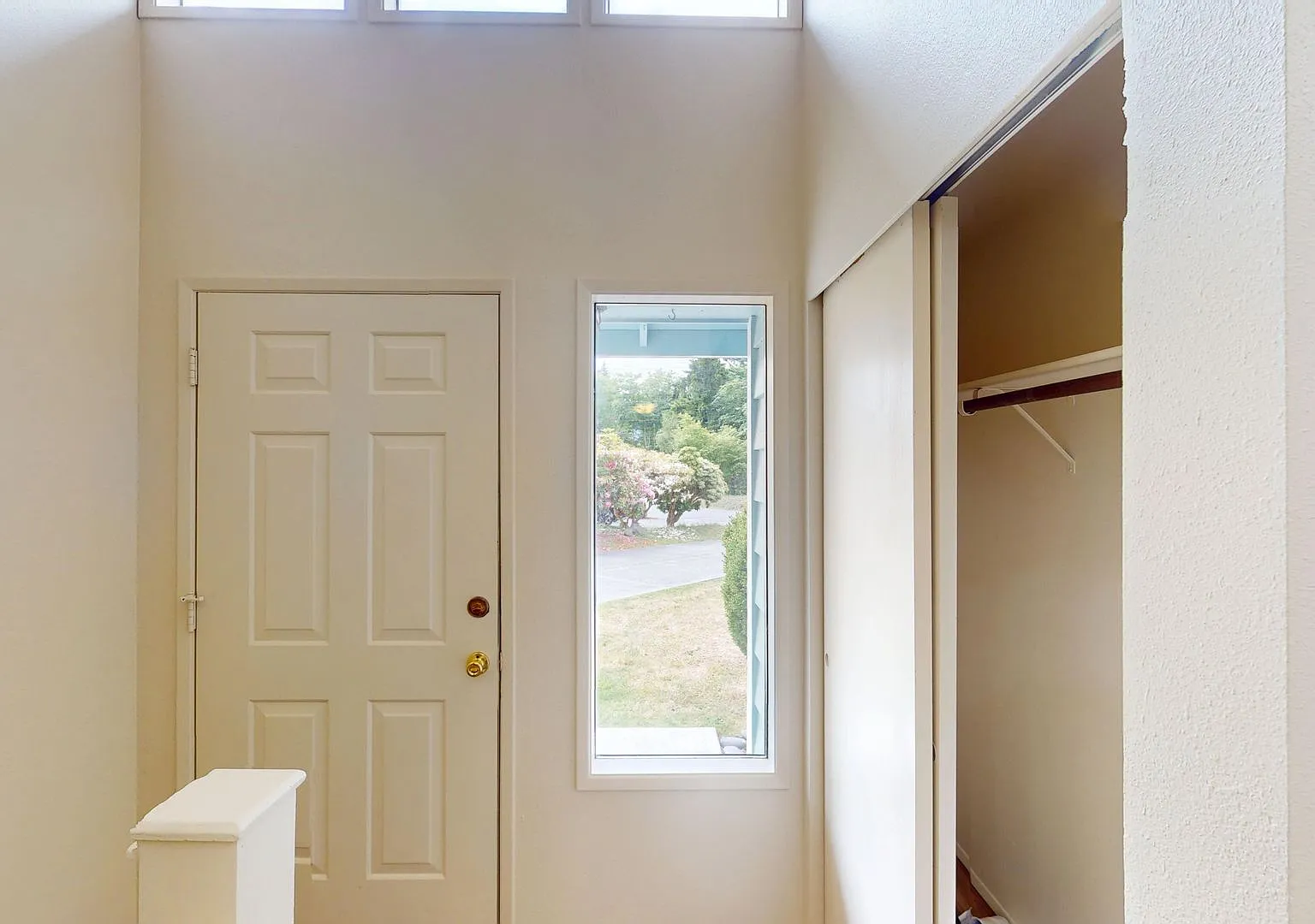 Charming Condo in the Heart of Oak Harbor! Now offering a rare 6 month lease opportunity, with po... — Photo 3