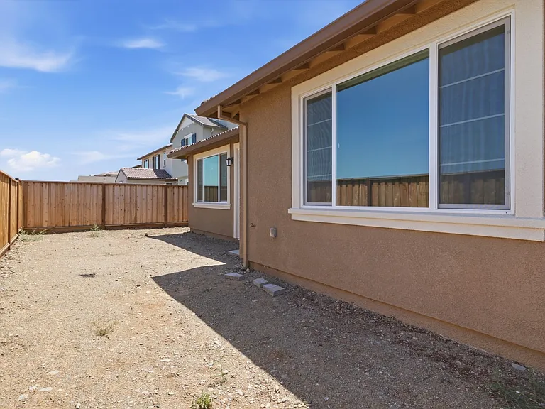 2681 Dashwood St — Photo 36