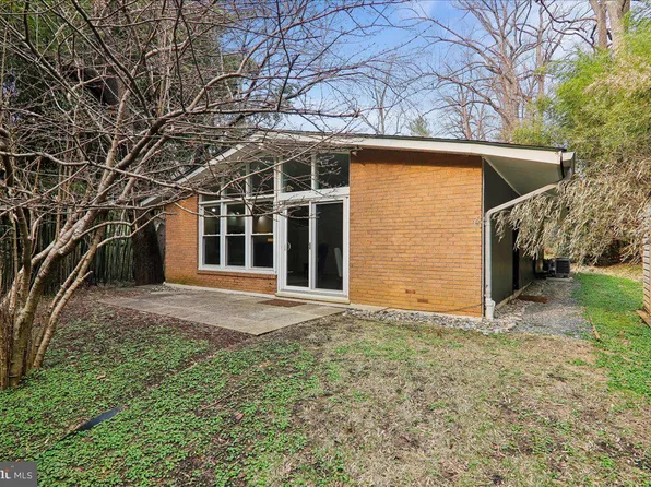 10701 Shelley Ct, Garrett Park, MD 20896