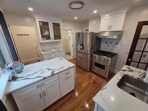 92 Robertson St, Quincy, MA 02169