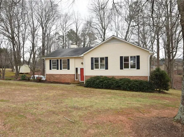 704 Old Barn Cir, Pilot Mtn, NC 27041