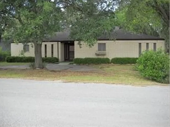 402 S 3rd St, Beasley, TX 77417