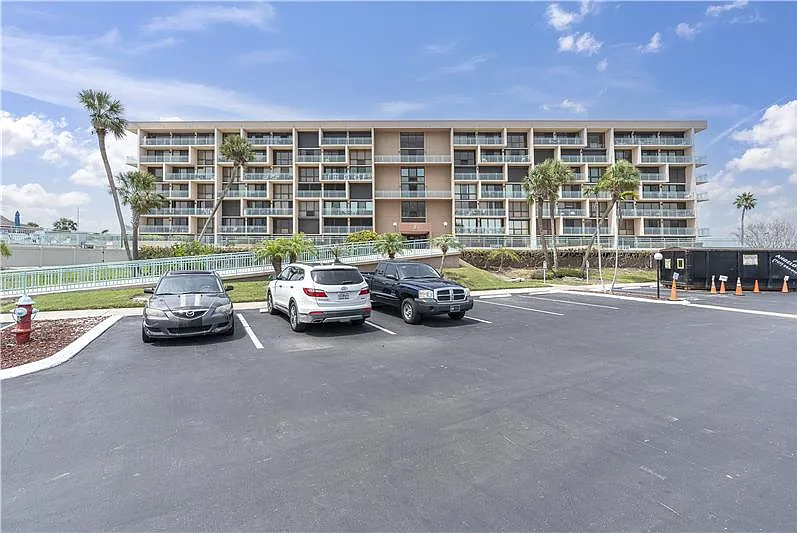 1 bed, 1.5 bath, 915 sqft, $1,900 — Photo 2