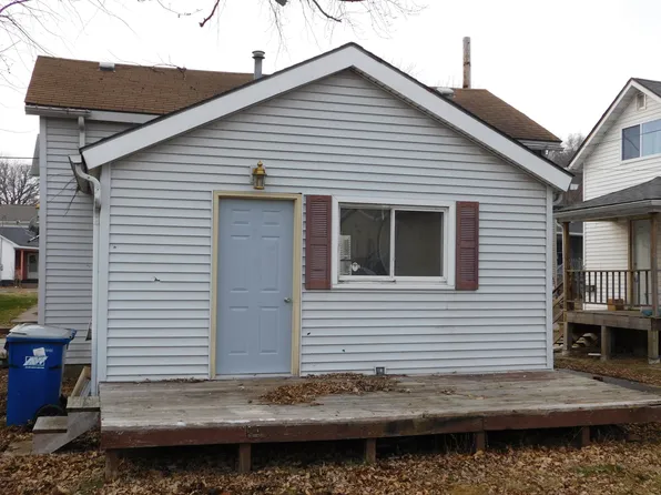 207 Roselawn Ave, Muscatine, IA 52761
