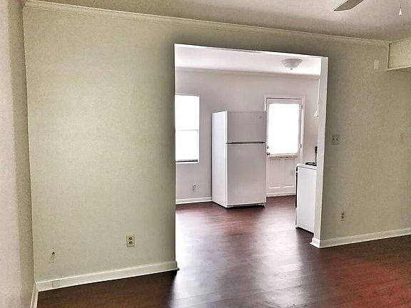 3rd image of 305 W 9th Ave
