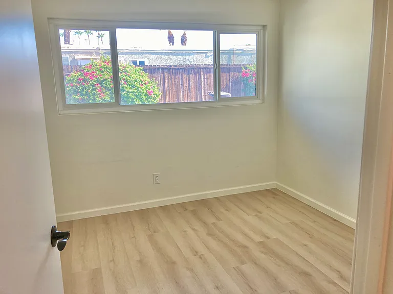 270 N Sunrise Way — Photo 10