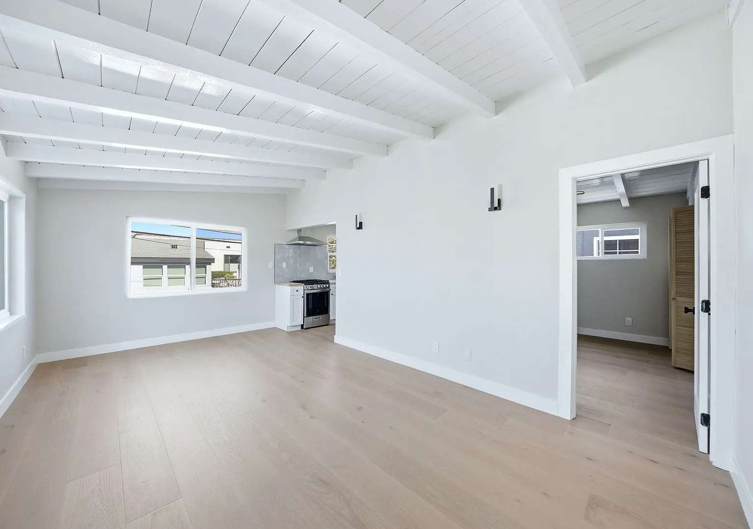 Incredible Beach Front Apartment In The Hear of Belmont Shore — Photo 2