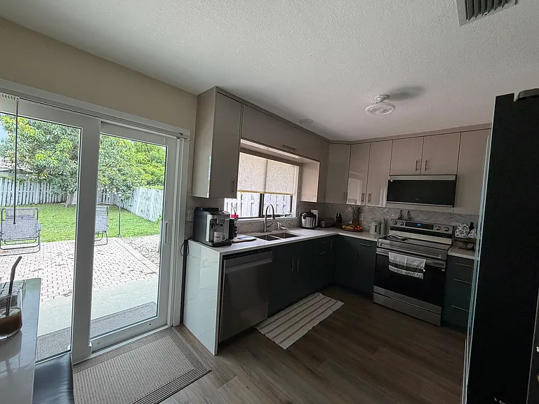 9727 Sunny Isles Cir — Photo 4