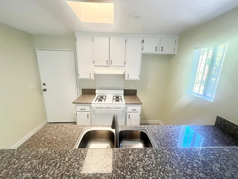 800 Glenoaks Apartments — Photo 10