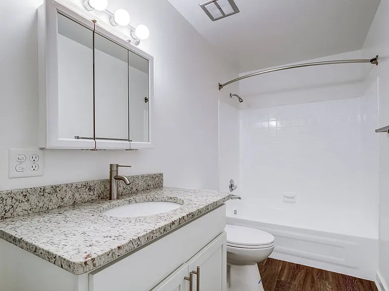 Castlewood Apartments — Photo 6