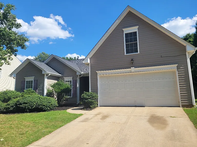 328 Highgate Cir — Photo 1