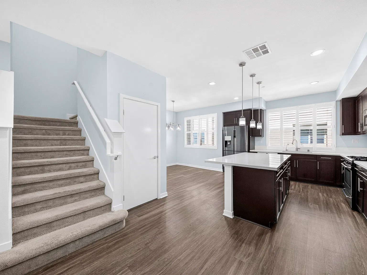 4 bed, 2091 sqft, $4,250 — Photo 2
