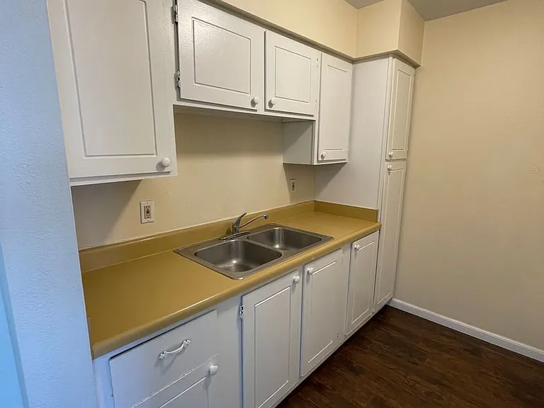 Abbott Acres Apartments — Photo 32