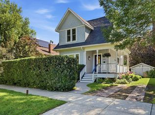1422 W 2nd St NW, Calgary, AB T2M 2W1
