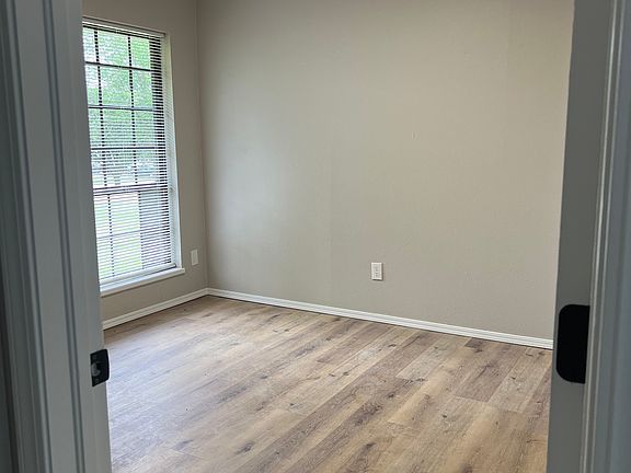 5th image of 810 N Dryden Cir