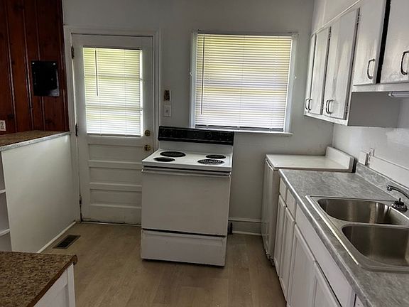 3rd image of 1017 E 9th St