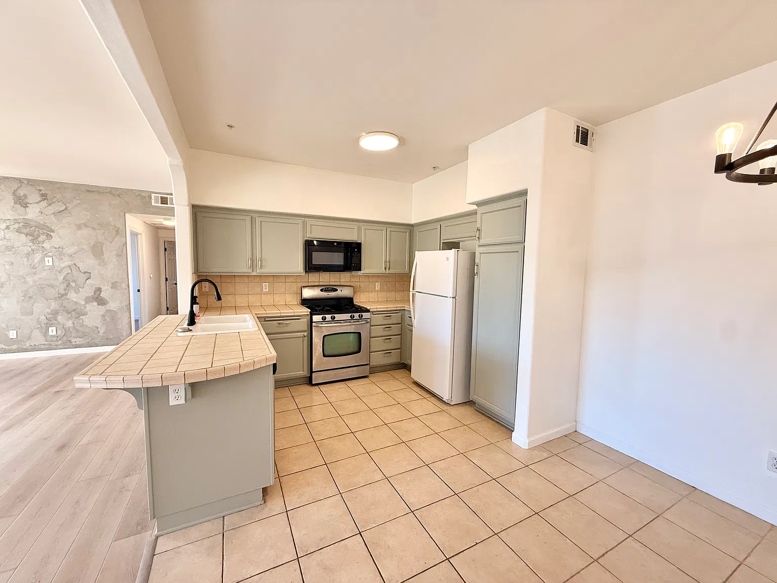 2 bed, 1129 sqft, $2,650 — Photo 4